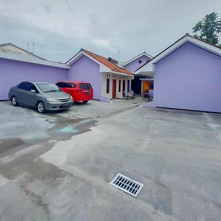 Hotel RedDoorz @ Jalan Ahmad Yani Karawang Exterior foto