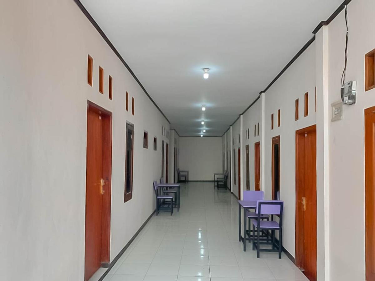 Hotel RedDoorz @ Jalan Ahmad Yani Karawang Exterior foto