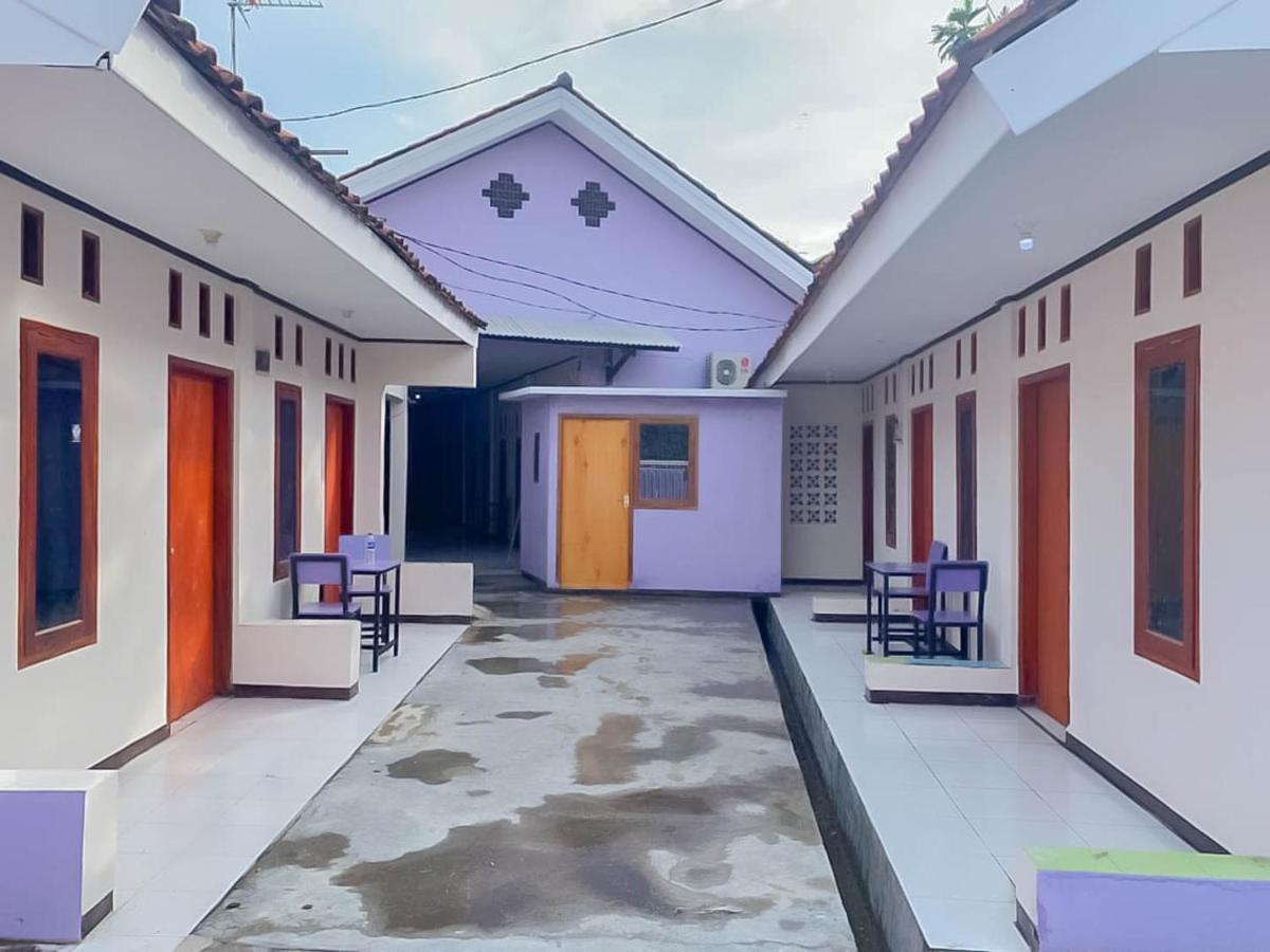 Hotel RedDoorz @ Jalan Ahmad Yani Karawang Exterior foto