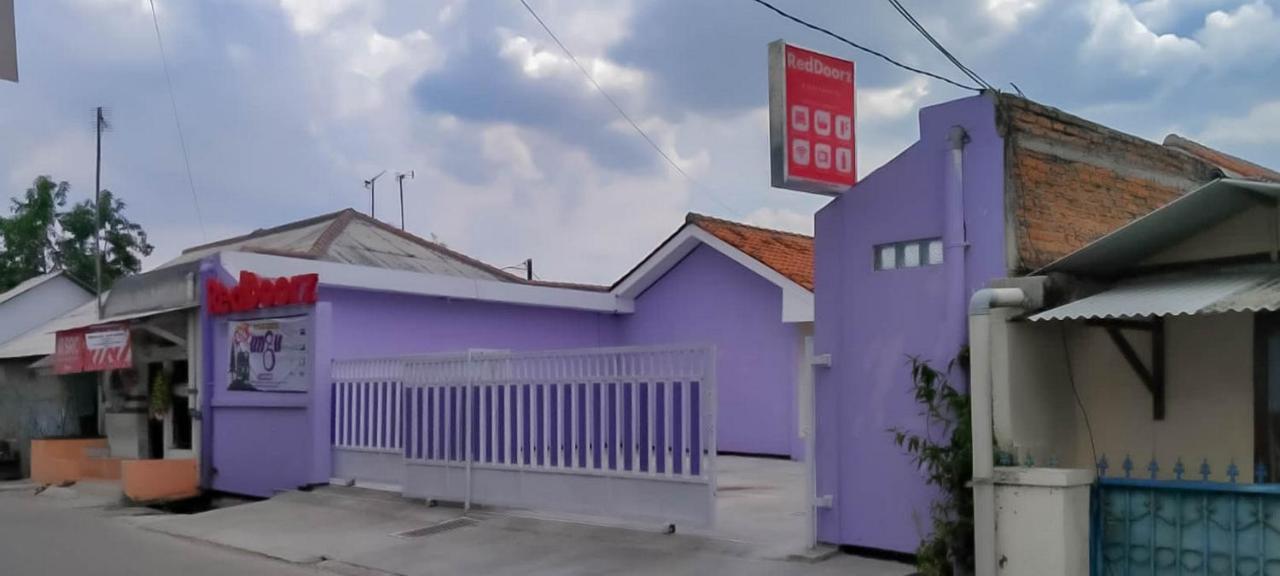 Hotel RedDoorz @ Jalan Ahmad Yani Karawang Exterior foto